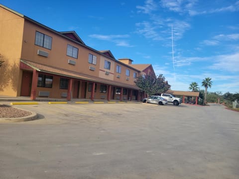 Cotulla Whitten Inn Hotel in Cotulla