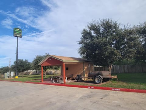 Cotulla Whitten Inn Hotel in Cotulla