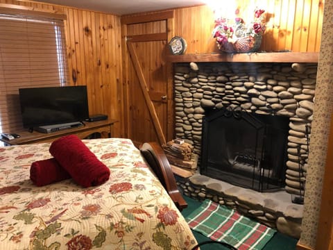 Smokies Bed and Breakfast - Evergreen Cottage Inn Apartment in Pigeon Forge