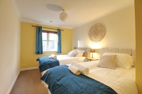 Sunnydale Serviced Apartments - Central location, with allocated parking Apartment in Wakefield