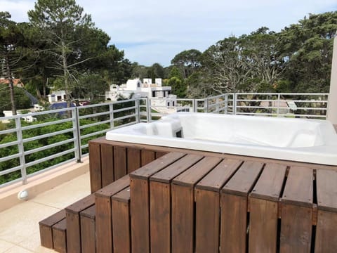 ESPECTACULAR PENTHOUSE CON TERRAZA PARRILLERO Y JACUZZI PROPIO, PREMIADO POR AWARD TERCER AÑO CONSECUTIVO -Edificio Jardins Del Est San Rafael- Apartment in Punta del Este