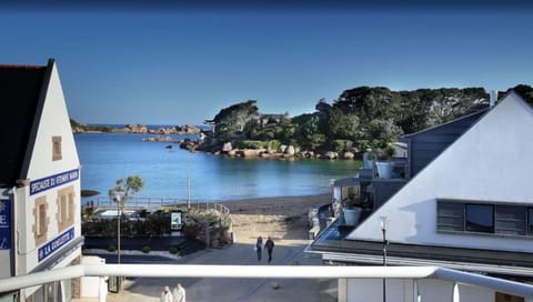 View (from property/room), Balcony/Terrace, Landmark view, Sea view, Sea view