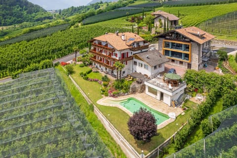 Property building, Spring, Day, Natural landscape, Bird's eye view, Garden, Garden view, Pool view, Swimming pool