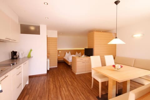 Photo of the whole room, Decorative detail