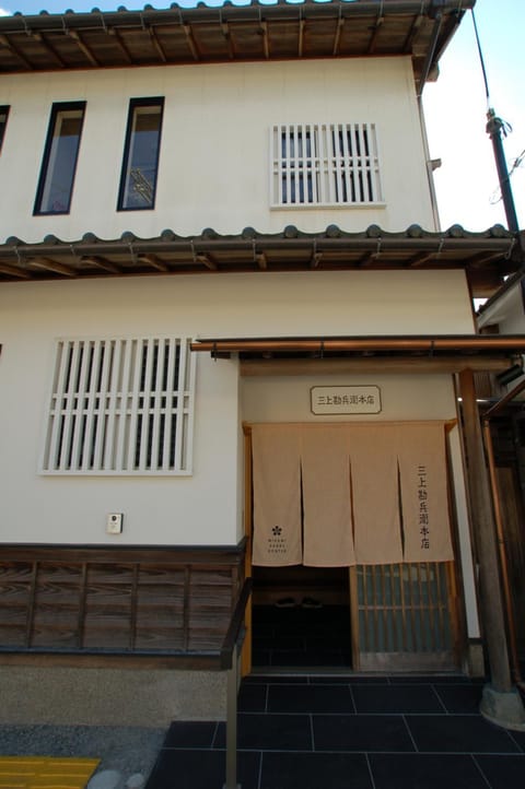 Facade/entrance