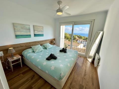 Bed, View (from property/room), Photo of the whole room, Bedroom, Sea view, towels