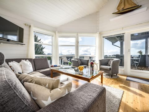 Holiday Home Sjøbuvågen by Interhome House in Vestland