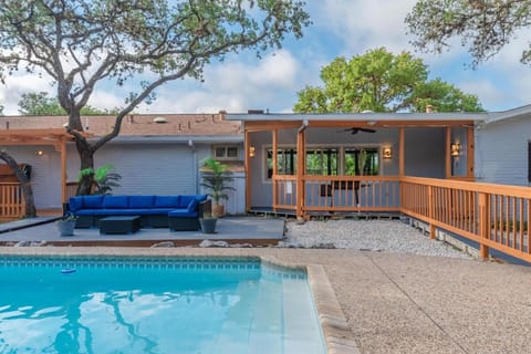 Luxury House By Fiesta Texas & Seaworld With Pool House in San Antonio
