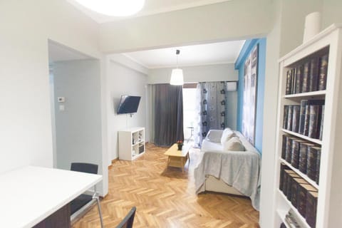 TV and multimedia, Living room, Photo of the whole room, Seating area, Dining area