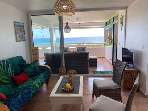 Communal lounge/ TV room, Living room, Sea view