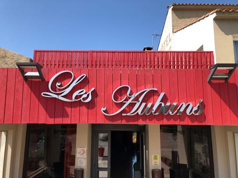 Logis Hôtel Restaurant Les Aubuns Hôtel in Nimes