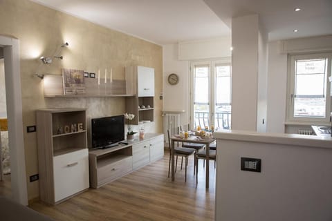 TV and multimedia, Kitchen or kitchenette, Living room, Seating area