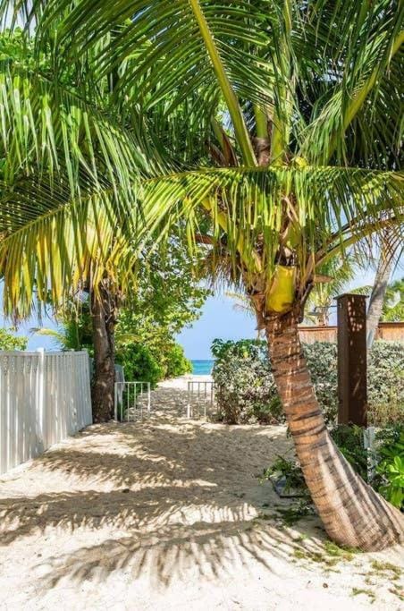 Beach Living at Island Pine Villas (BLV) Condominio in Grand Cayman