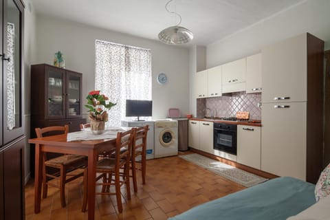 Kitchen or kitchenette, Living room, Seating area, dishwasher, pet friendly, stove, washing machine