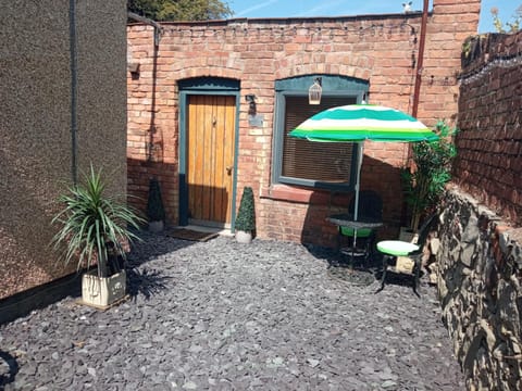 THE OLD WASH HOUSE, Prestatyn, North Wales - an original Victorian laundry now a unique little dog-friendly let, a 5 min walk to beach & town! Casa in Prestatyn