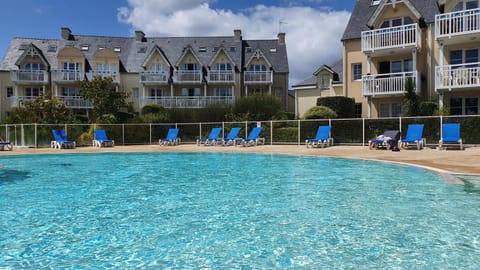 Vacances Ô Cap Coz - Jardin vue mer et piscine - Résidence Cap Azur Fouesnant Apartment in Fouesnant