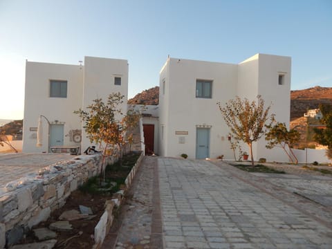 Facade/entrance, Neighbourhood