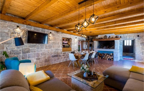 Amazing home in Gromaca w/ WiFi and 4 Bedrooms Casa in Dubrovnik-Neretva County