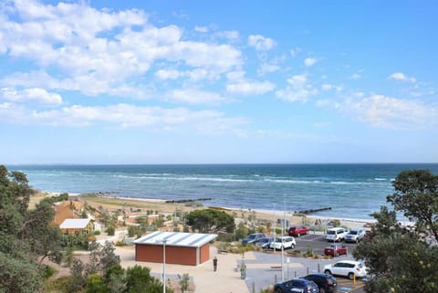Blue Waters on the Beach: absolute beachfront, views Condominio in Rosebud