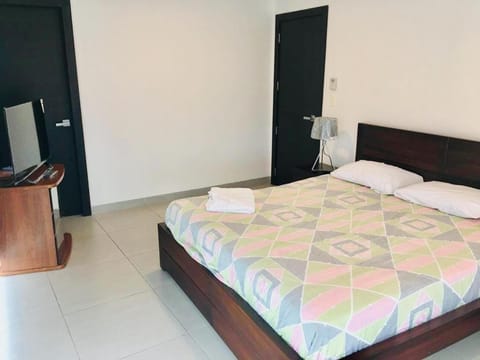 1340 Quo Habitación en Lujoso Departamento a 1 minuto del Aeropuerto Urlaubsunterkunft in Guayaquil
