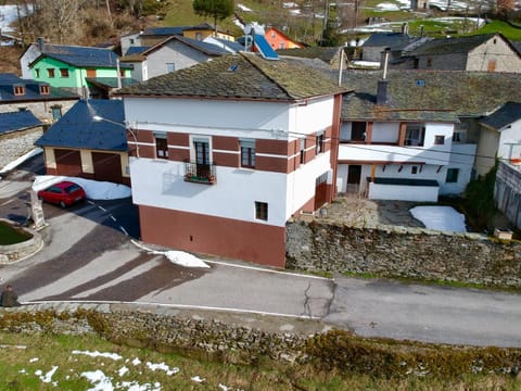 Property building, Neighbourhood, Bird's eye view, Street view, Location, Parking