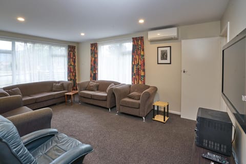 Accommodation Fiordland -The Three Bedroom House at 226A Milford Road Motel in Te Anau