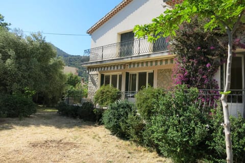 Maison lumineuse et spacieuse avec jardin arboré Villa in Toulon