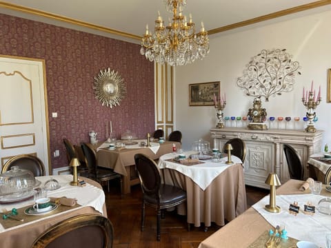 Restaurant/places to eat, Living room, Food and drinks, Food