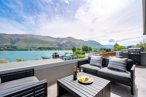 View (from property/room), Balcony/Terrace, Lake view, Mountain view