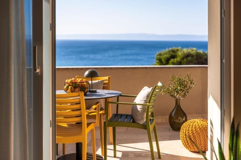 Day, Natural landscape, View (from property/room), Balcony/Terrace, Seating area, Dining area, Sea view