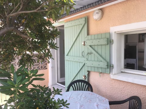 Patio, Facade/entrance, Balcony/Terrace