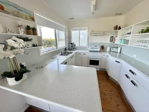 Scarlets by the Sea - In the heart of town, Views & Pet friendly House in Bermagui