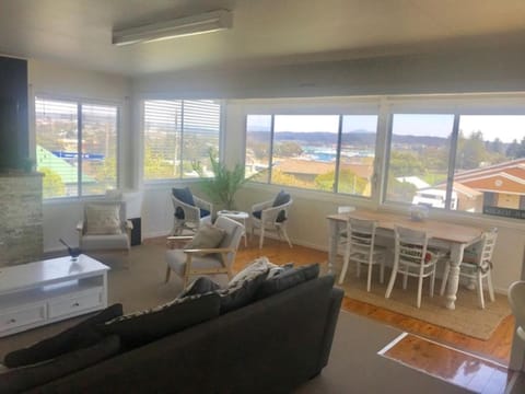 Scarlets by the Sea - In the heart of town, Views & Pet friendly Haus in Bermagui