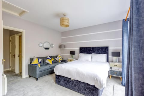 Bed, Seating area, Bedroom