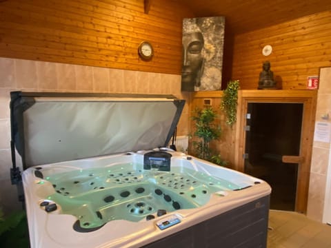 Hot Tub, Sauna, Steam room, Spa and wellness centre/facilities