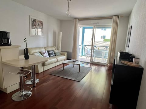 Appartement T2 à Cambo-les-Bains avec piscine, terrasse et parking privé, proche des thermes - FR-1-495-82 Apartment in French Basque Country