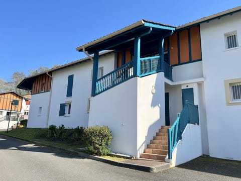 Appartement T2 à Cambo-les-Bains avec piscine, terrasse et parking privé, proche des thermes - FR-1-495-82 Apartment in French Basque Country