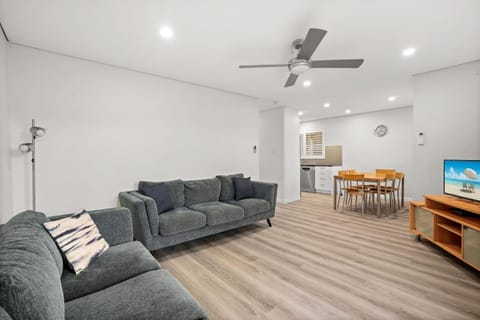 Cosy Beachside Unit, Short Stroll to the Beach House in Terrigal