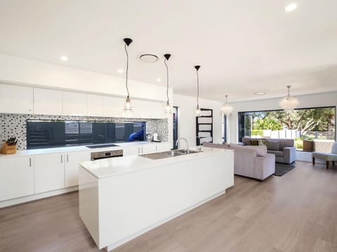 Immaculate 4-bedroom Home, Minutes from the Beach Haus in Terrigal