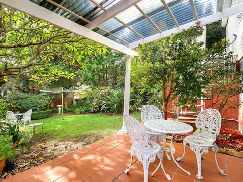 Comfy Studio with Idyllic Yard in Great Location Haus in Terrigal