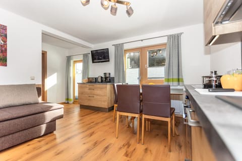 TV and multimedia, Coffee/tea facilities, Kitchen or kitchenette, Living room, Seating area, Dining area, oven, stove, toaster