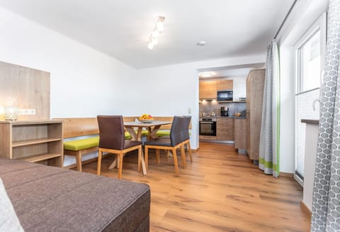 Bed, Kitchen or kitchenette, Living room, Photo of the whole room, Seating area, Dining area, Bedroom, oven, stove