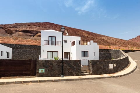 Property building, Facade/entrance, Landmark view, Mountain view