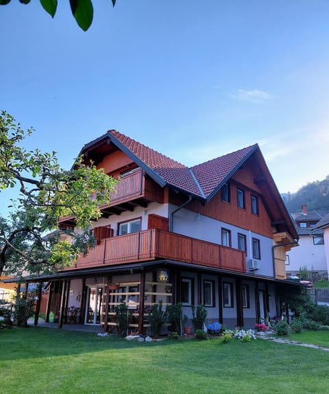 Property building, Day, Garden, Balcony/Terrace