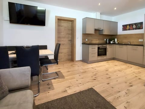 Kitchen or kitchenette, Seating area