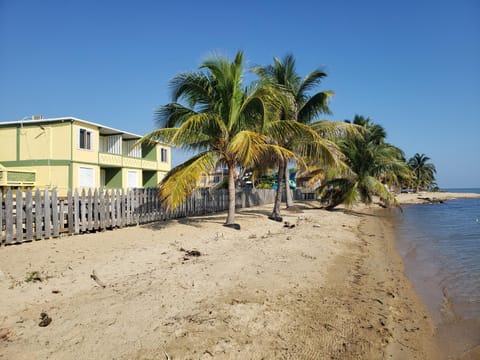 Pal's on the beach - Dangriga, Belize Hôtel in Stann Creek District