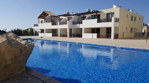 Top floor 2 bedroom apartment E101, 3 pools, sea view, FREE WIFI Appartement in Peyia