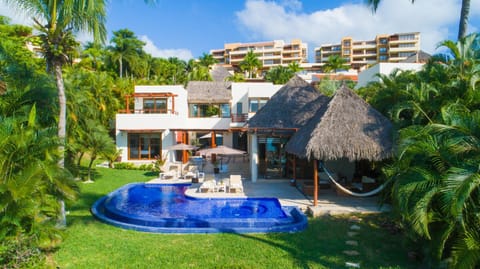 The ocean is my home! Large house by the beach with private pool & jacuzzi Casa in La Cruz de Huanacaxtle