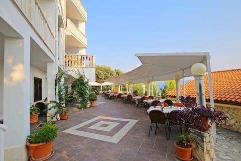 Patio, Restaurant/places to eat, Lunch, Dinner, Alcoholic drinks, Non alcoholic drinks