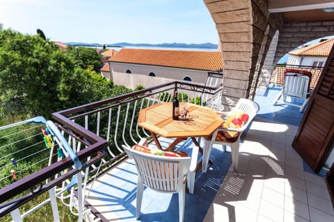 Balcony/Terrace, Seating area, Dining area, Landmark view, Sea view